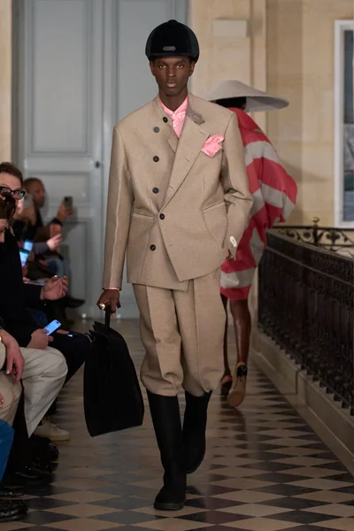 Look 16